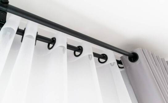 Rola sufitowych karniszy w tworzeniu eleganckiej aranżacji okiennej