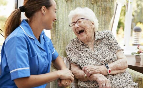 Wpływ emocjonalnego wsparcia na jakość życia w domach opieki