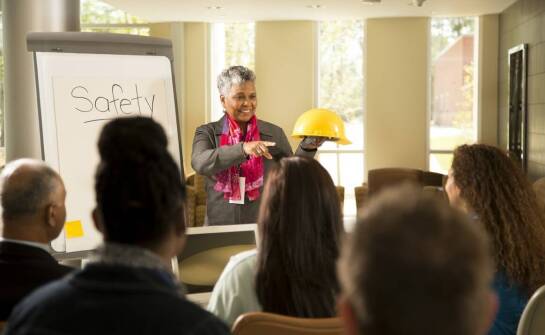 Wykłady i warsztaty jako fundament szkolenia w zakresie pomocy społecznej