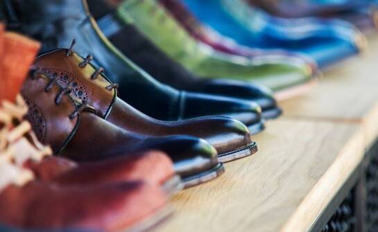 Zalety zakupu outletowego obuwia w hurtowni odzieży używanej