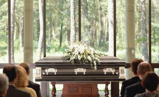 Jaką rolę odgrywa personel w krematorium w procesie żałoby właściciela?