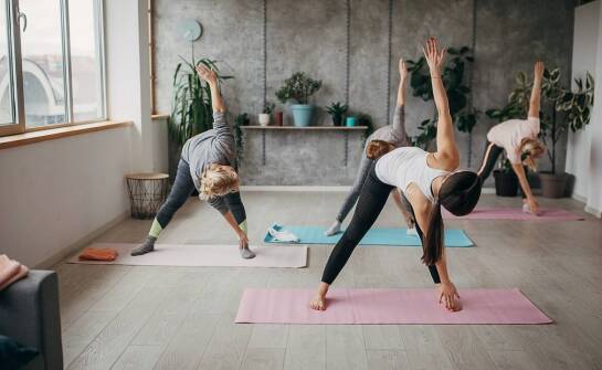 Redukcja stresu przez ruch – jak joga i pilates wspierają psychiczne zdrowie?