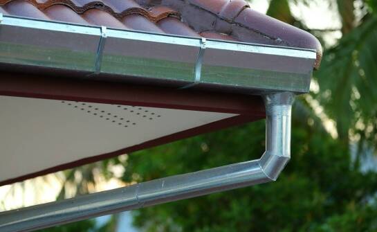 Zastosowanie metalowych rynien w dachach z oknami bawolego oka