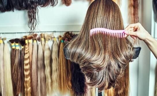 Efekt naturalności dzięki cieniowanym włosom przy twarzy w perukach.