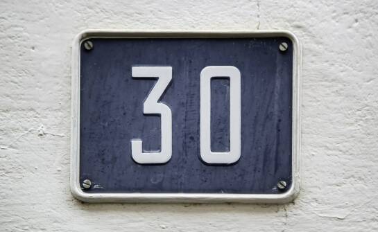 Zalety stosowania metalowych numerów na domach w różnych warunkach atmosferycznych