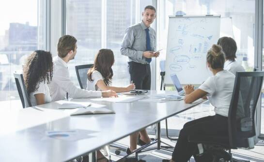 Kursy języka angielskiego dla firm – wpływ na efektywność zespołu i współpracę