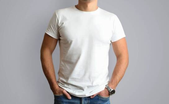 Czy męski T-shirt z Fiatem 125p pasuje do każdej okazji? Analiza stylizacyjna.