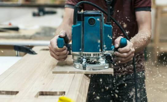 Czy warto inwestować w frezarkę do drewna? Analiza korzyści i kosztów.