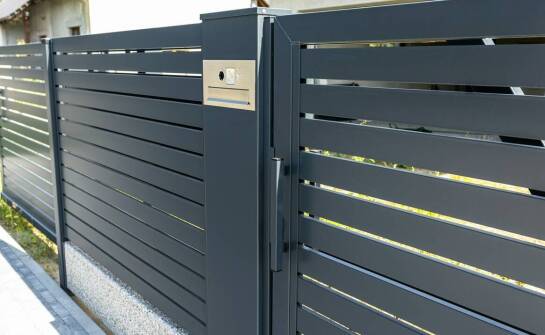 Metalowe ogrodzenia ze sztachet a ochrona prywatności na posesji