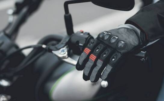 Zabezpieczenia w motocyklowych rękawicach – co warto wiedzieć?