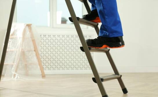 Wybór aluminiowych drabin do prac wykończeniowych – co warto wiedzieć?