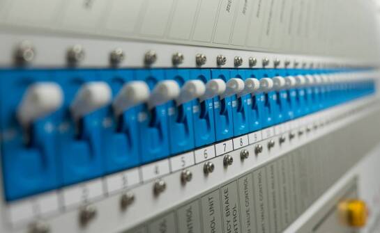 Znaczenie trzybiegunowego łącznika w systemach oświetleniowych i automatyce domowej