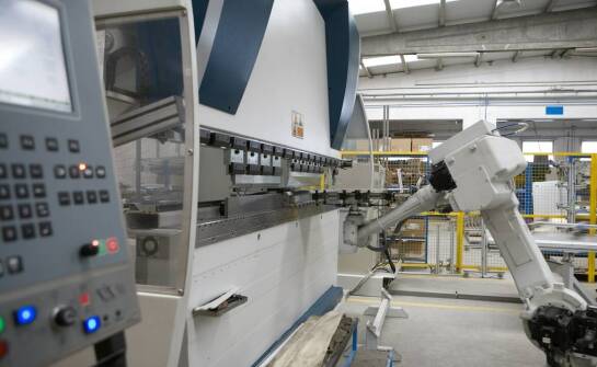 Automatyzacja procesów cięcia i gięcia blachy CNC