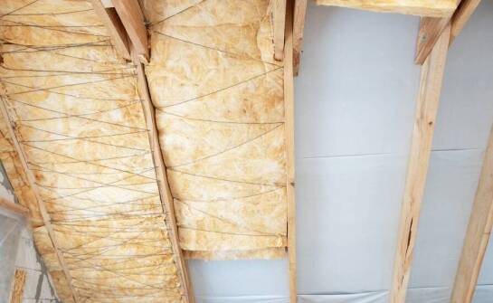 Jak dostosować technologię do ocieplania dachu do specyfiki budynku?