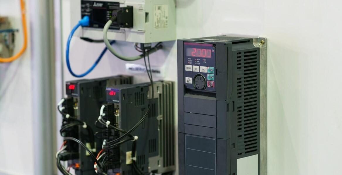 Jak wykorzystać sterownik ST 2 do zarządzania centralnego roletami?