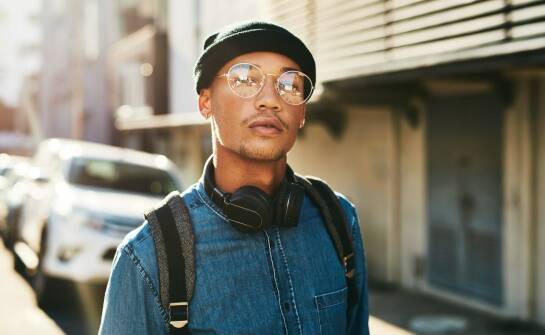 Wykorzystanie akcesoriów do podkreślenia hip-hopowego stylu