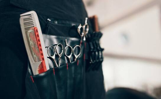 Jakie fryzjerskie fartuchy zapewniają komfort i ochronę?