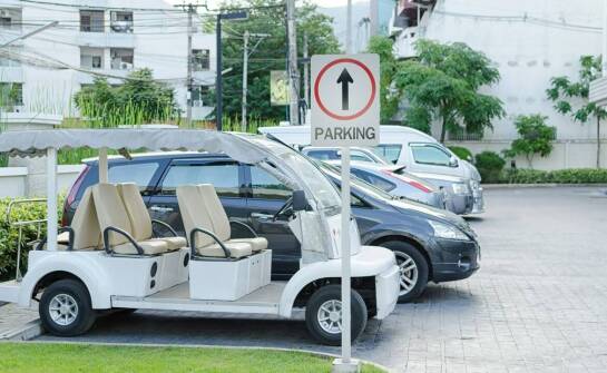 Jakie zalety oferuje parking z bezpłatnym transportem w kontekście oszczędności czasu?