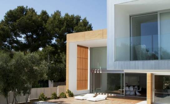 Czym charakteryzuje się luksusowy dom w prestiżowej dzielnicy?