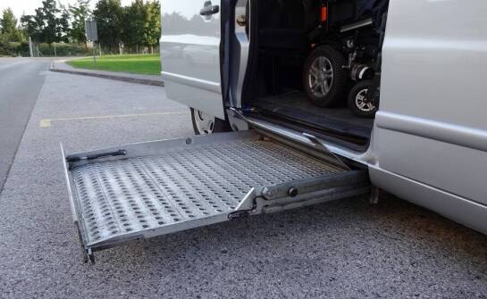 Jakie akcesoria mogą zwiększyć funkcjonalność samochodowego podnośnika dla niepełnosprawnych?