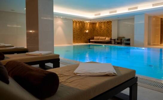 Jakie korzyści niesie pobyt w hotelu z basenem w malowniczych Kielcach?