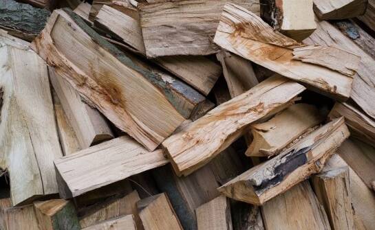 Jak wilgotność poniżej 20% wpływa na spalanie dębowego drewna?