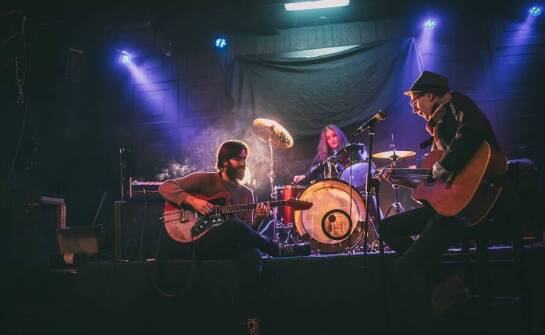 Wieczory z muzyką na żywo: co czyni je wyjątkowymi dla gości?