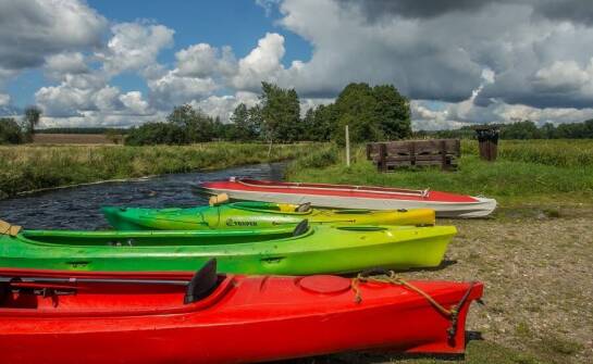 Jakie są główne różnice między sztywnymi kajakami a innymi typami łodzi?