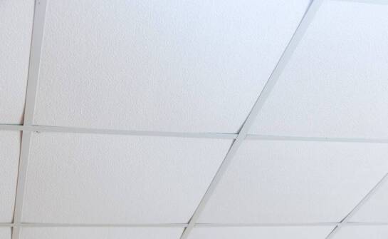 Akustyczne sufity a energooszczędność – jak to działa?