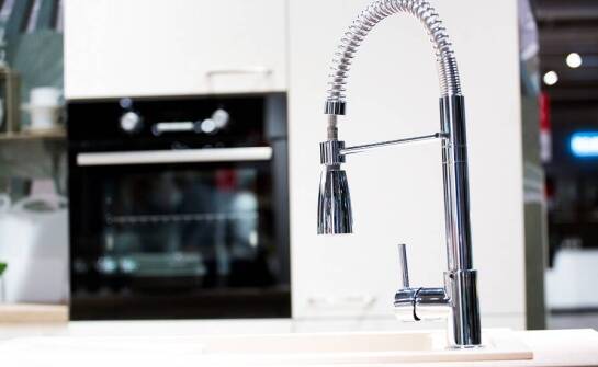 Poradnik zakupowy: jak wybrać odpowiednią kuchenną baterię?