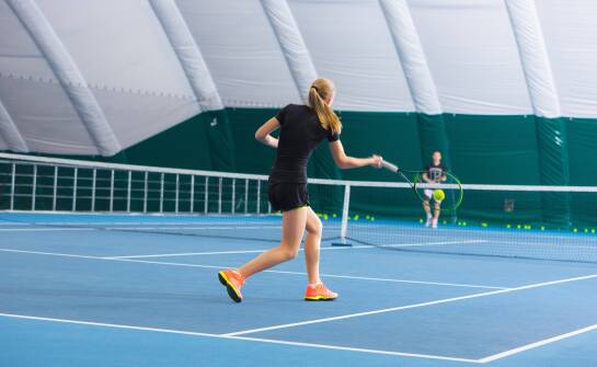 Zalety wynajmu krytych kortów dla amatorów i profesjonalistów