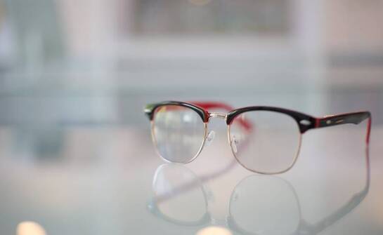 Jakie są korzyści z noszenia elastycznych i lekkich oprawek?