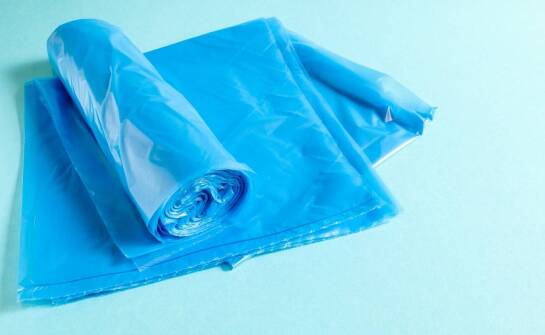 Jakie czynniki wpływają na wybór odpowiednich foliowych worków do przechowywania ubrań?