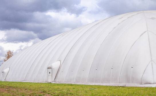 Jakie materiały zapewniają trwałość i bezpieczeństwo dmuchanym namiotom?