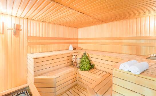 Budowa parowych saun – korzyści i zastosowanie w strefach wellness