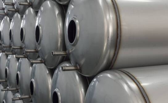 Zbiorniki na żrące ciecze: Jakie technologie stosuje producent stalowych zbiorników?