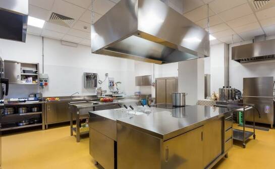 Jak dobrać odpowiedni kuchenny okap do otwartej kuchni w restauracji?