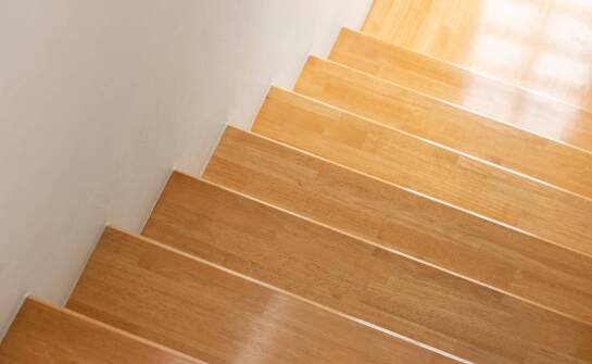 Drewniane schody na beton – jak wpływają na estetykę wnętrza?