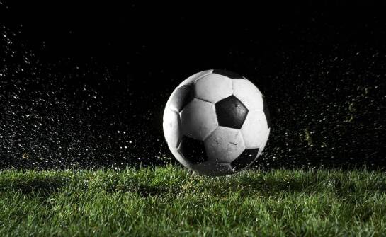 Jakie są zalety zakupu zestawu piłek Adidas Oceaunz 11+1 gratis?