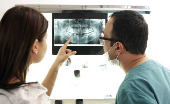 Jak prześwietlenie zębów wpływa na skuteczność chirurgicznego leczenia?