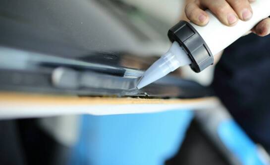 Zastosowanie wysokiej jakości klejów w procesie klejenia poliwęglanu