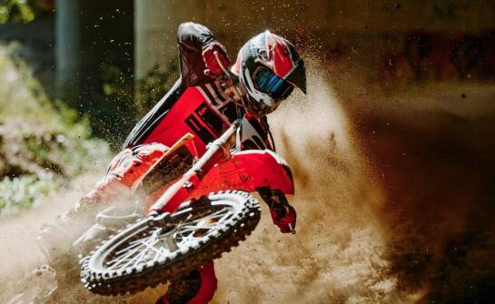 Poradnik zakupowy: jak dopasować crossową kurtkę do reszty motocyklowego stroju?