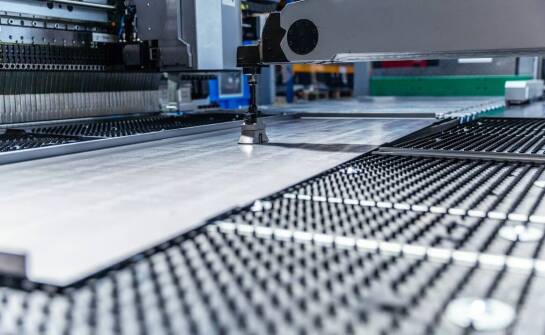 Nowoczesne technologie w produkcji wyrobów z plexi: co warto wiedzieć?