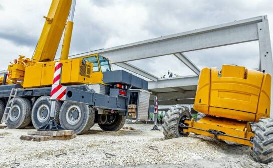 Efektywność pracy z mobilnymi wieżowymi żurawiami w trudnych warunkach terenowych