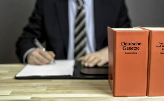 Jak przysięgły tłumacz języka hiszpańskiego wspiera międzynarodową komunikację prawną?