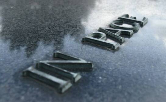 Jakie wykończenia oferują metalowe litery 3D i jakie mają zastosowania?