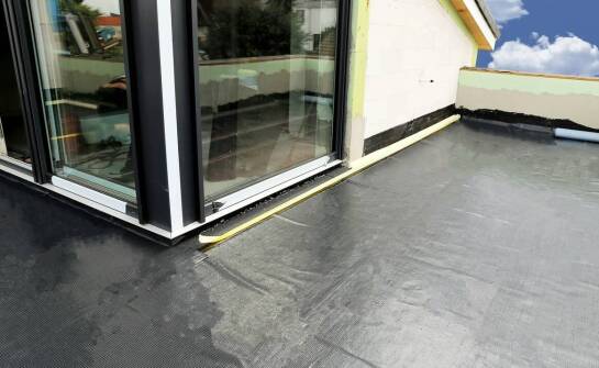 Proces renowacji płaskich dachów: kluczowe etapy i najnowsze technologie