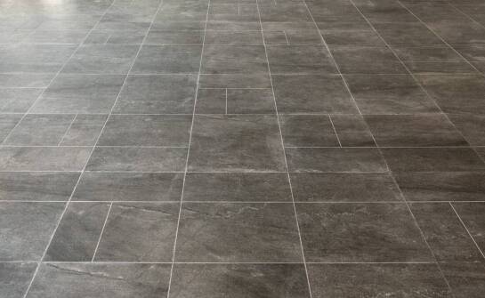 Posadzki mikrocementowe w nowoczesnych przestrzeniach rekreacyjnych