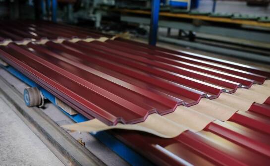 Przewodnik po dostępnych kolorystycznych opcjach dla blaszanych garaży