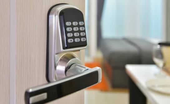 Porównanie różnych systemów do otwierania zewnętrznych drzwi